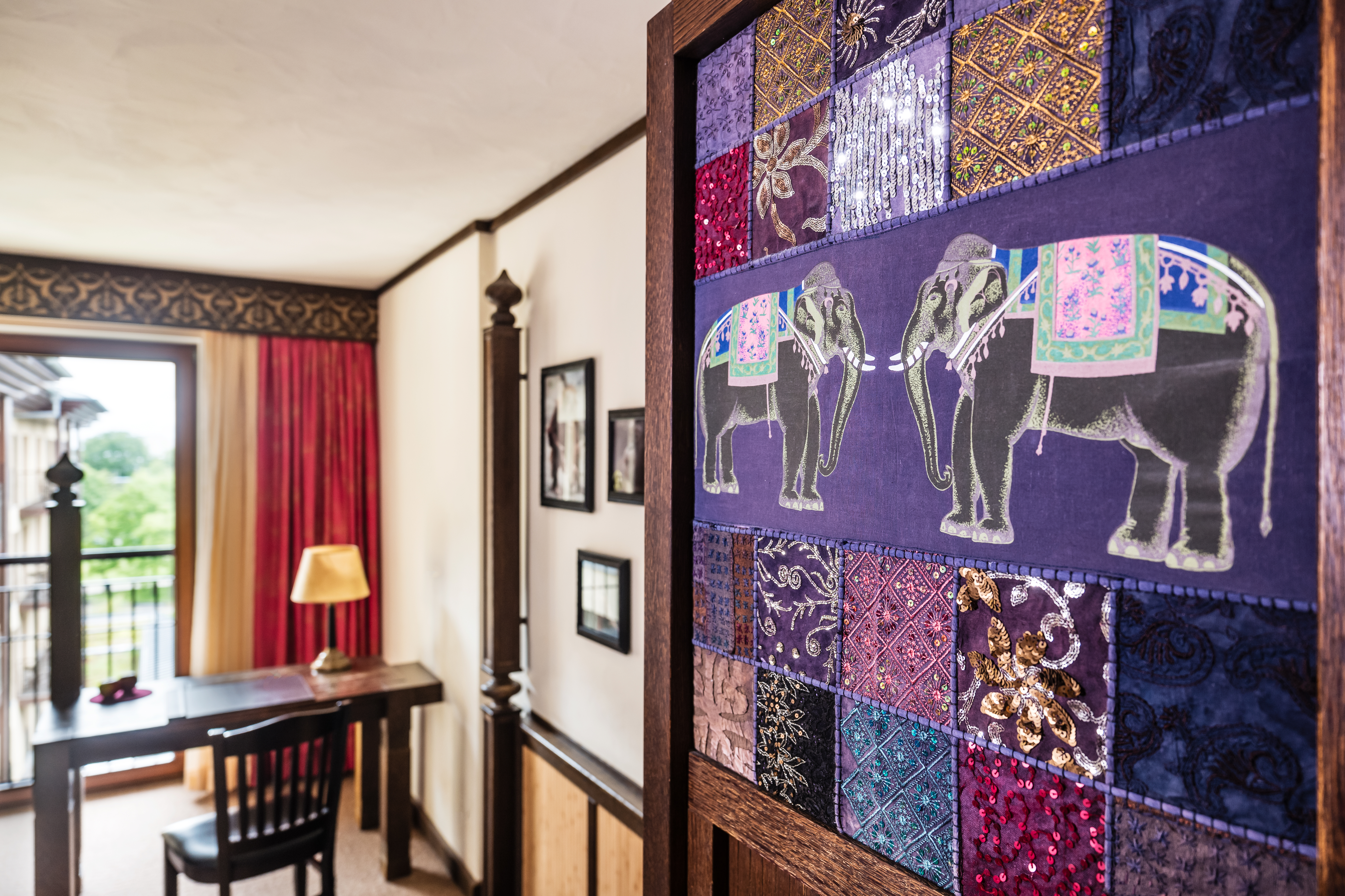 Kulturelle Details im Park-Hotel Hagenbeck – Farbenfrohe Elefantenkunst trifft stilvolles Interieur