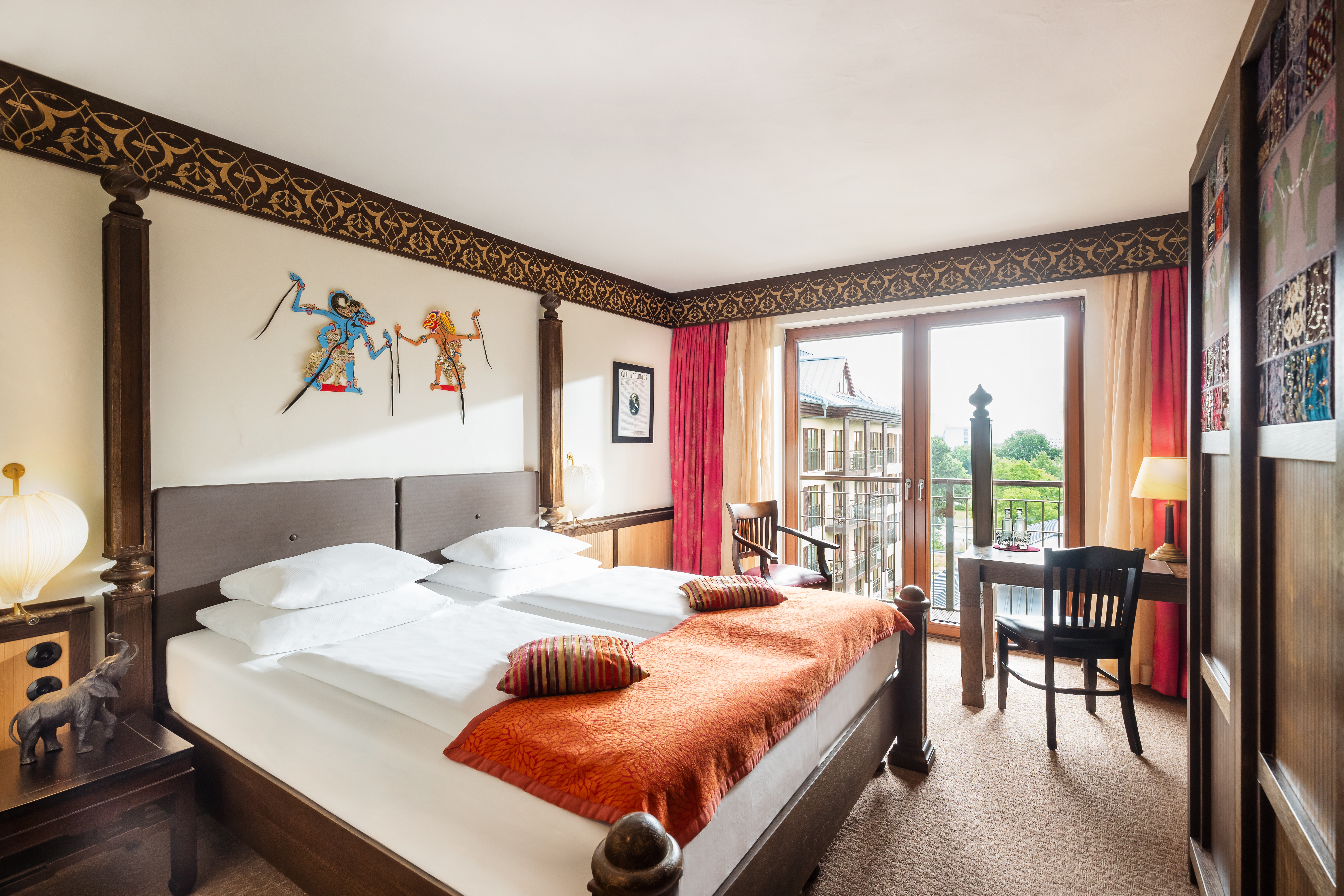 Asiatisch inspiriertes Doppelzimmer mit Balkon im Park-Hotel Hagenbeck