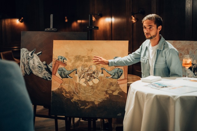 Robin Cruise präsentiert sein Kunstwerk auf der Staffelei
