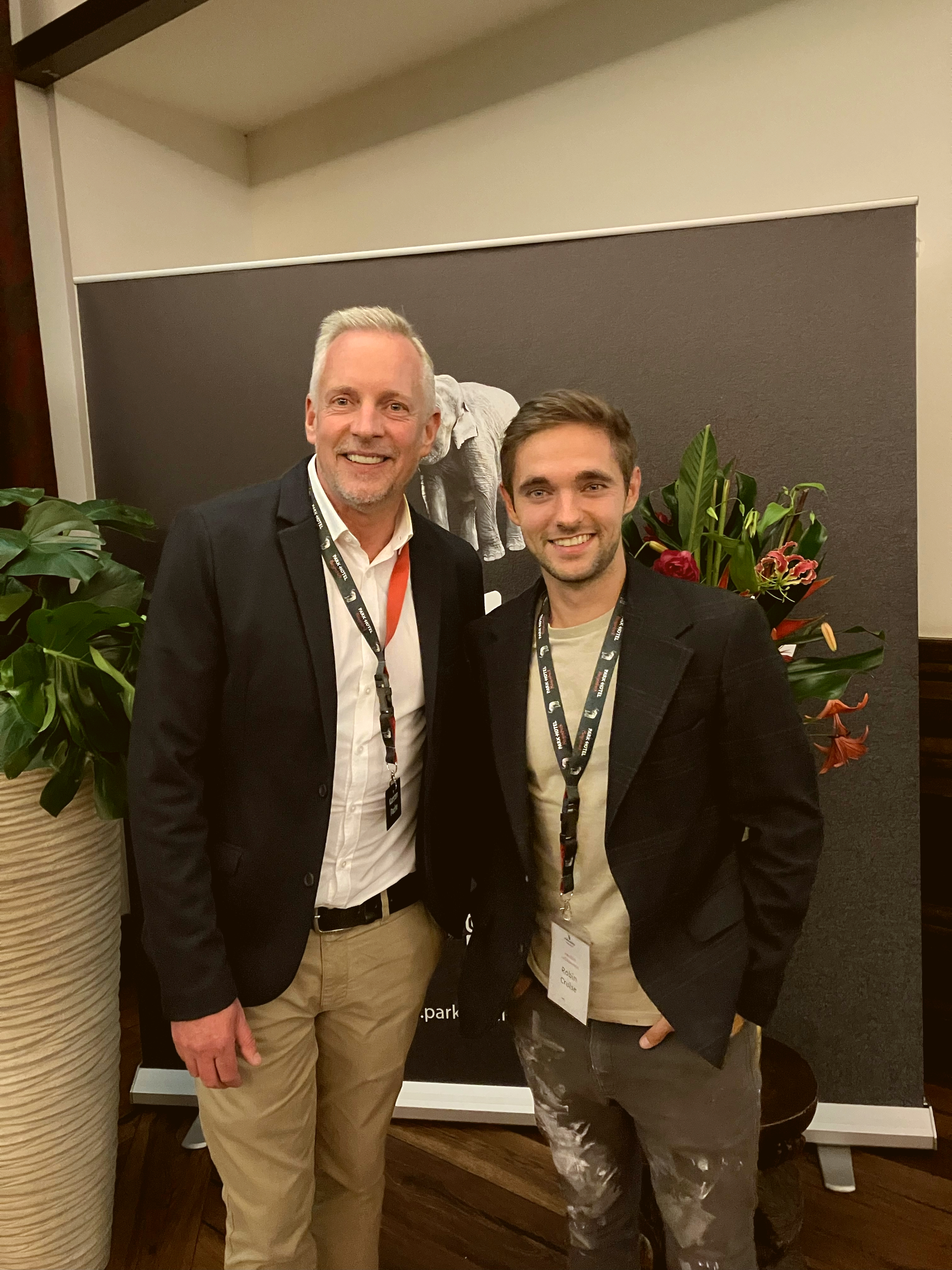 Künstler Robin Cruise gemeinsam mit Hoteldirektor Karsten Pache im Park-Hotel Hagenbeck