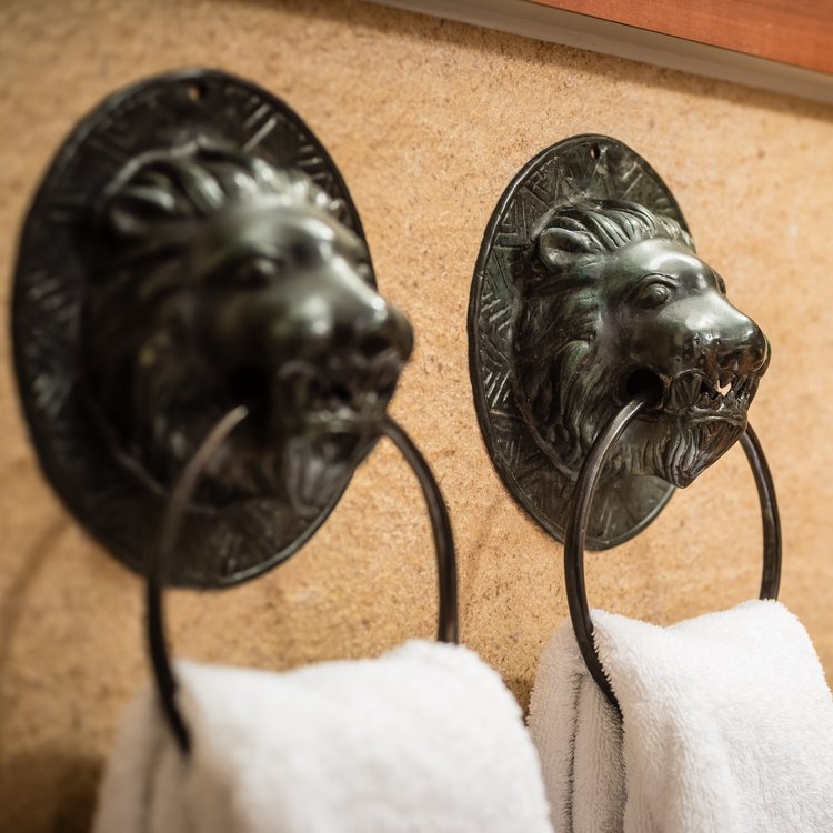 Stilvolles Hoteldetail im Park-Hotel Hagenbeck – Löwenkopf-Handtuchhalter mit Charakter