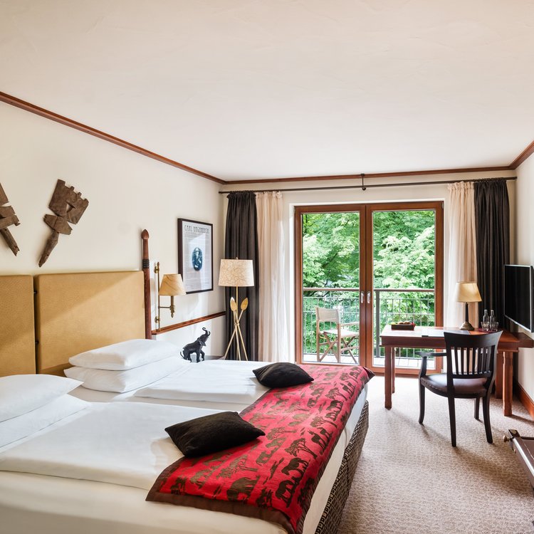 Africa-Themed Room with Balcony at Park-Hotel Hagenbeck – Stylish Comfort with a View of Nature