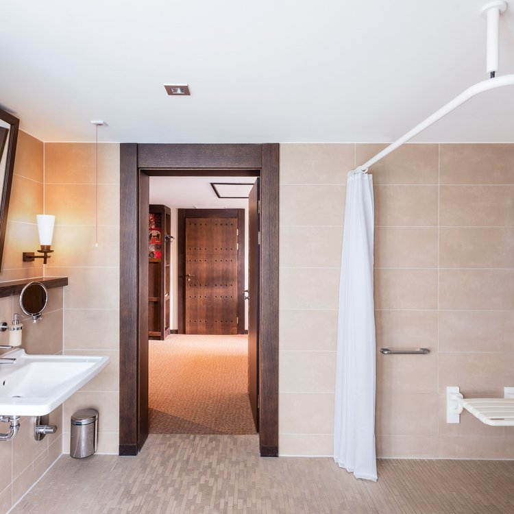 Barrierefreies Badezimmer im Park-Hotel Hagenbeck – Komfort für alle Gäste