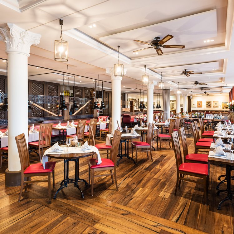 Helles Restaurant mit afrikanischem Wandmotiv im Park-Hotel Hagenbeck