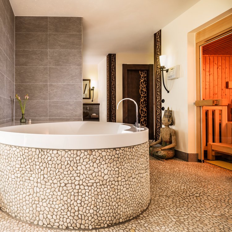 Exotisches Spa-Badezimmer im Park-Hotel Hagenbeck – Entspannung in asiatischer Atmosphäre