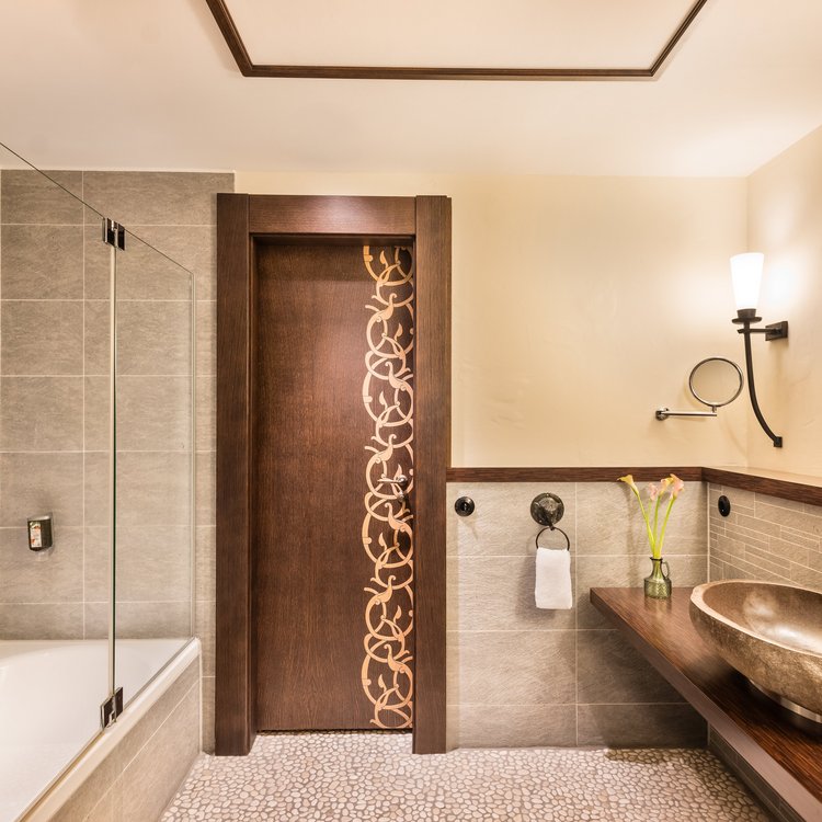 Exclusive Bathroom at Park-Hotel Hagenbeck – Design Meets Function with an African Touch